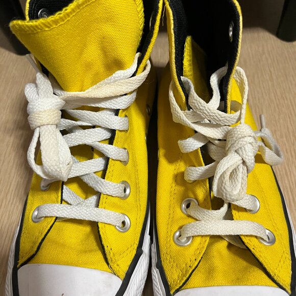 EUC CTAS Converse high tops SKU: 568495F Color: Yellow (5.5W) KICKS - Picture 4 of 6